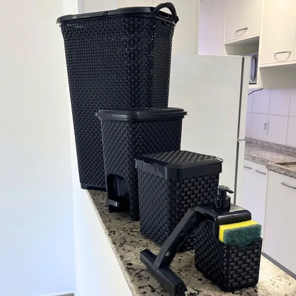 Kit Organização Rattan para Casa – Cesto + Lixeira com Pedal 7L + Lixeira de Pia 5L | Escolha o Modelo