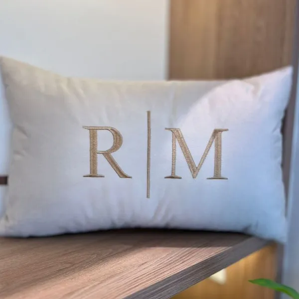 Almofada Personalizada INICIAL |  INICIAL Casal Bordada (01 UNIDADE) 50x30 Com Enchimento Cama Posta