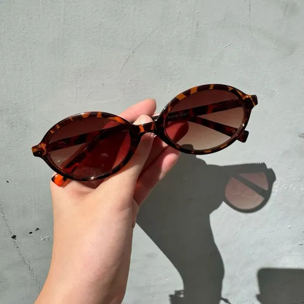 Óculos de sol ovais ou armações com lentes de prescrição intercambiáveis