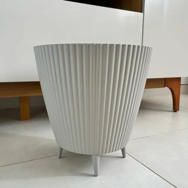 Vaso para Planta Canelado Moderno com Pezinhos Design Moderno 28x26x18
