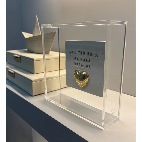 Quadro de Acrílico com placa de  cerâmica “ Aqui tem Deus em cada detalhe ”. o modelo de coração pode variar