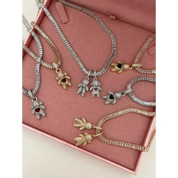 Colar pingente filhos cravejados