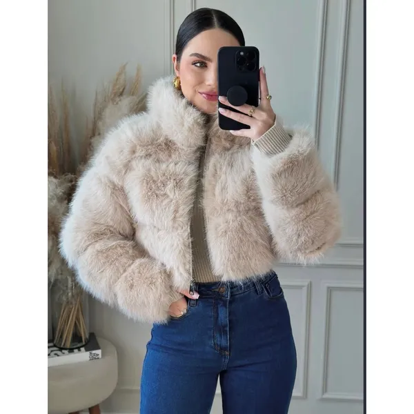 Jaqueta Cropped Pelinhos Pelucia Couro PU Forro Poliéster Grossa Casaco Feminino Moda Gringa Blogueira