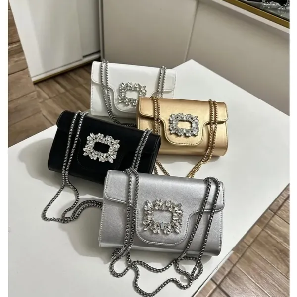Bolsa de ombro decorada com pedrinhas, aba de couro sintético com corrente de metal elegante