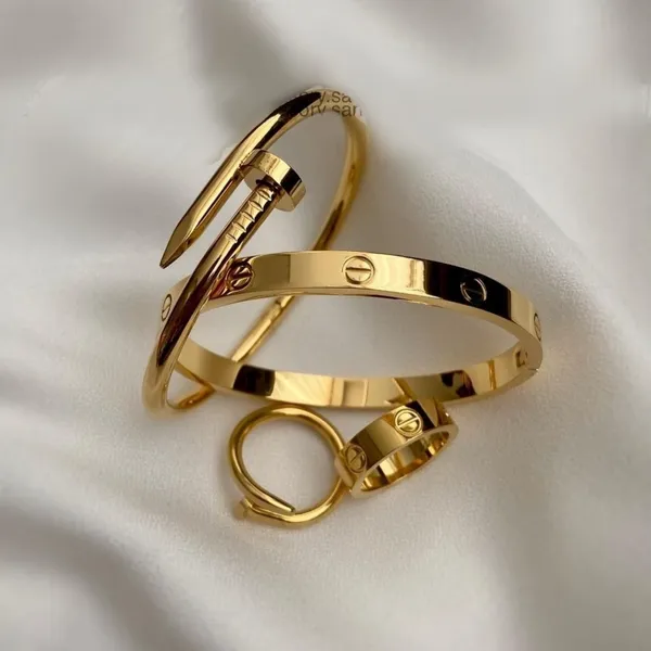 Conjunto Braceletes em Aço Inoxidável e Anéis Prata ou Dourado – Kit de Acessórios Femininos