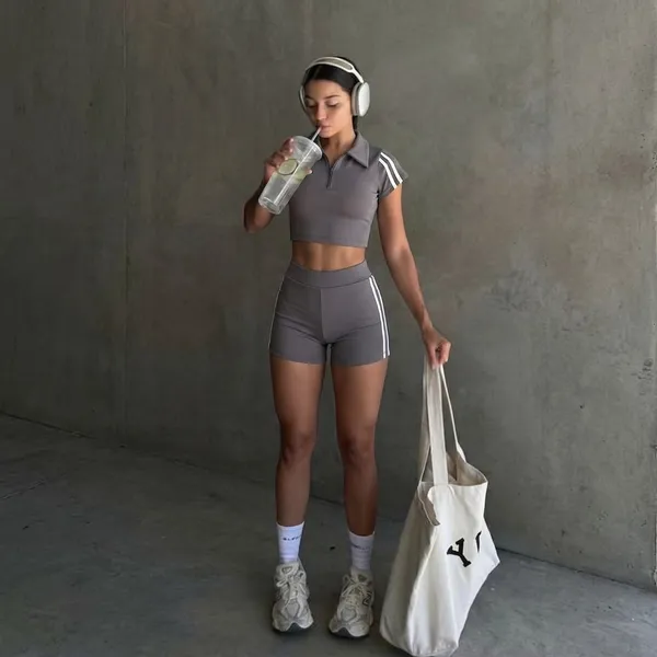 Conjuntinho Feminino Moda Fitness Curto Com Listras Laterais E Gola Alta Tecido Suplex Premium Ziper