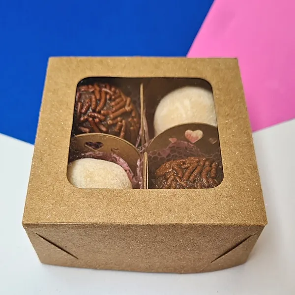 Kit 10+ Caixas KRAFT 4 doces com visor 7,5x7,5x3 cm. Embalagem para doces, presente e artesanato.