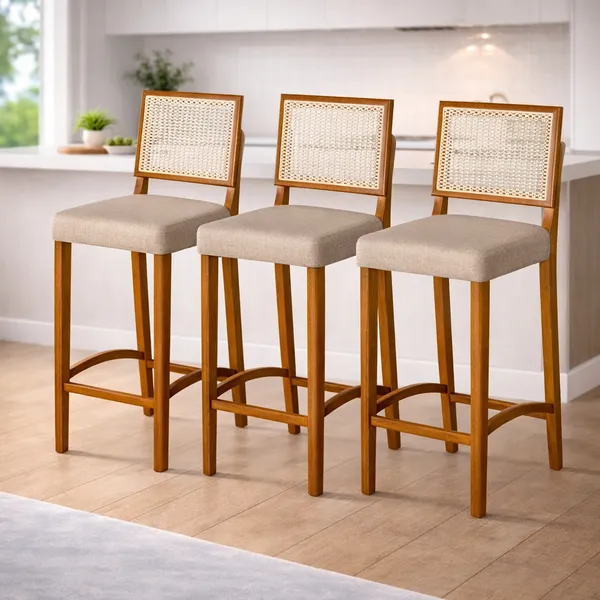 KIT 3 BANQUETAS ALTAS DE MADEIRA COM ENCOSTO RATTAN E ASSENTO ESTOFADO COZINHA BANCADA ELEGANTE
