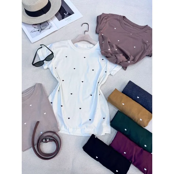 Camiseta blusa T-Shirt Feminina Algodão com bolinhas e pequenos corações, material de algodão casual e confortável