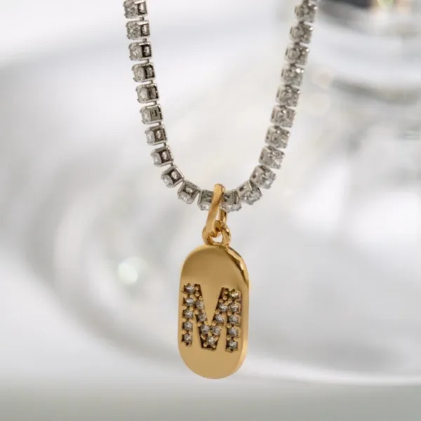 Colar Riviera de Plaquinha com Pingente Letra Personalizadas – Semijóia Banhada a Ouro 18K ou Prata