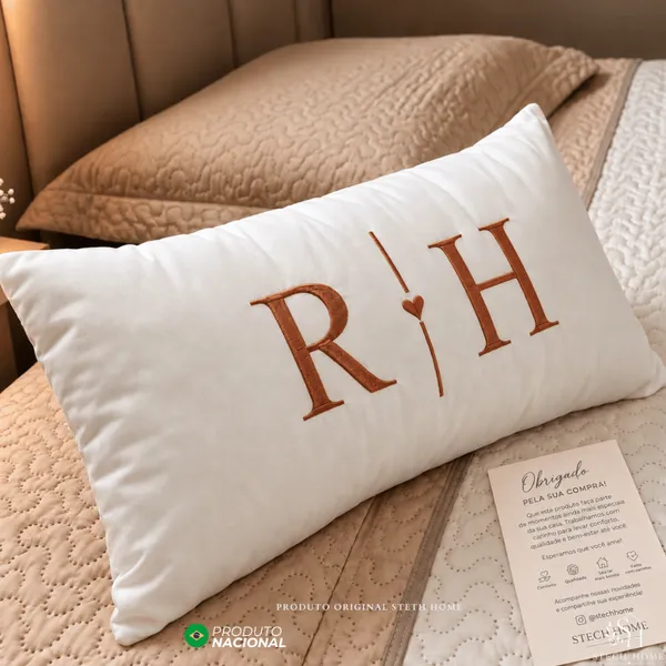 ALMOFADA DECORATIVA COM INICIAL DE CASAL COM CORAÇÃO PERSONALIZADA COM BORDADO PREMIUM