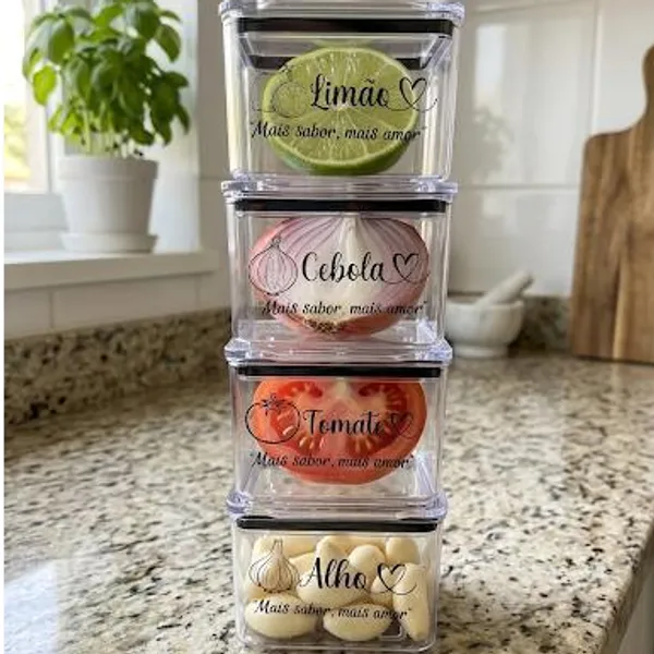 Kit 4 Potes 480ml Porta Tempero com Adesivos Limão, Cebola, Tomate e Alho – Organizadores Herméticos em Acrílico