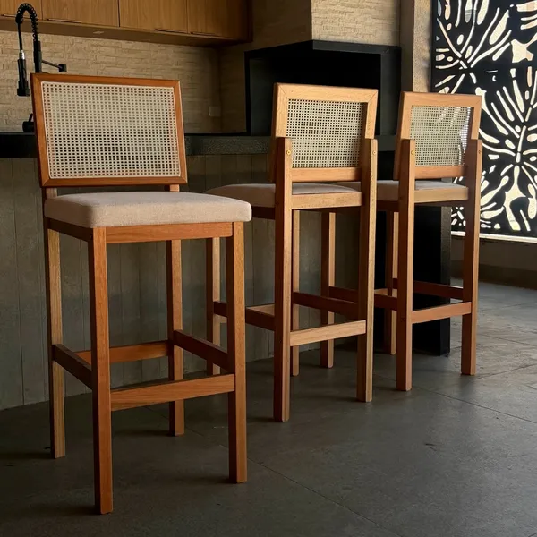 Conjunto 3 Banquetas Madeira Maciça Banco Alto Encosto Telinha Assento Estofado Bege Area Gourmet Bancada Elegante